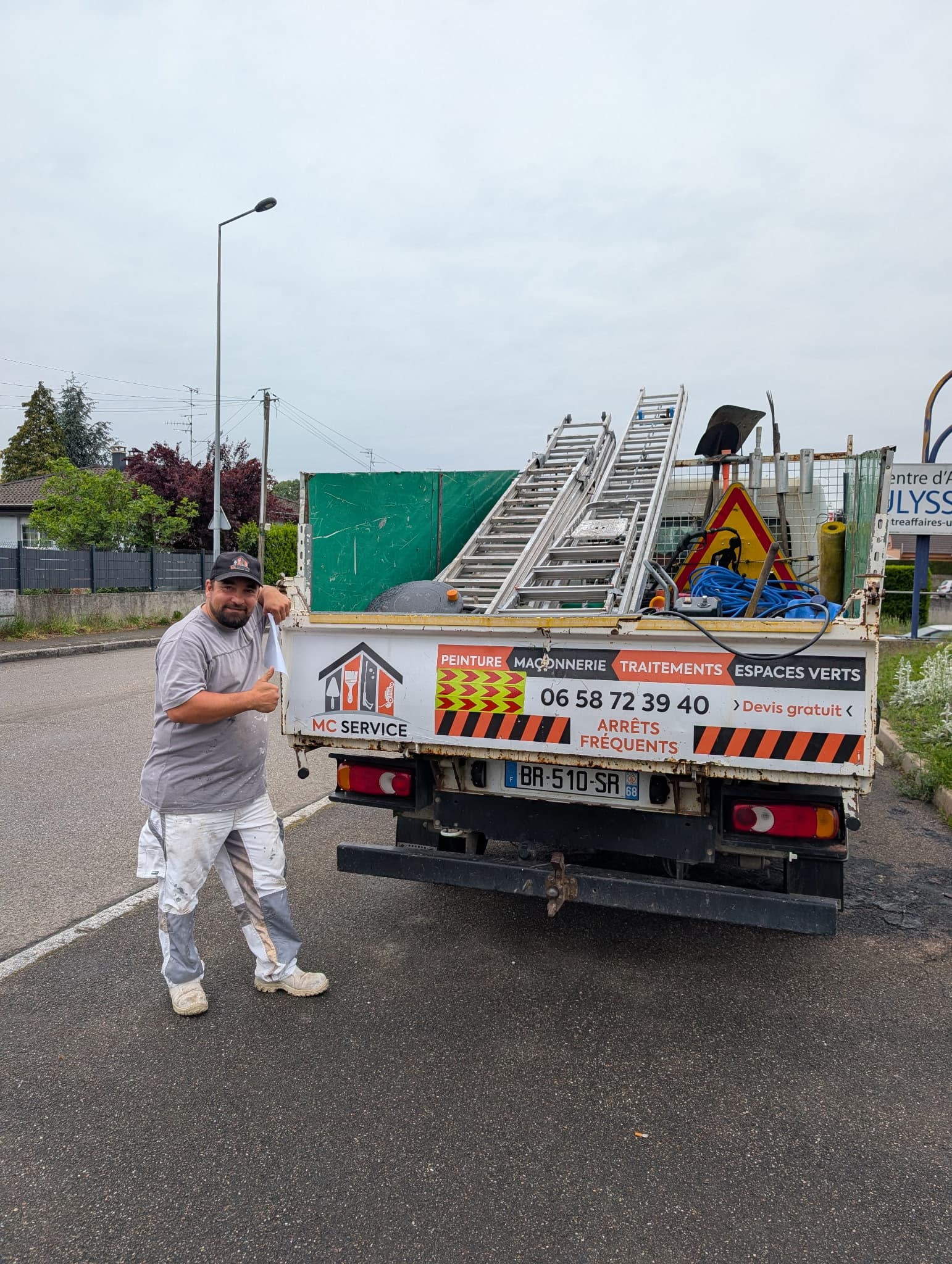 Camion MC Service sur un chantier