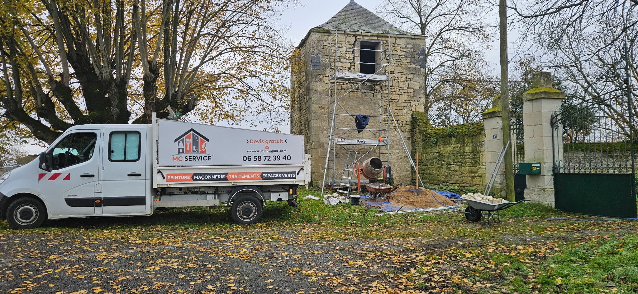 Camion MC Service sur un chantier de restauration de pigeonnier en pierre