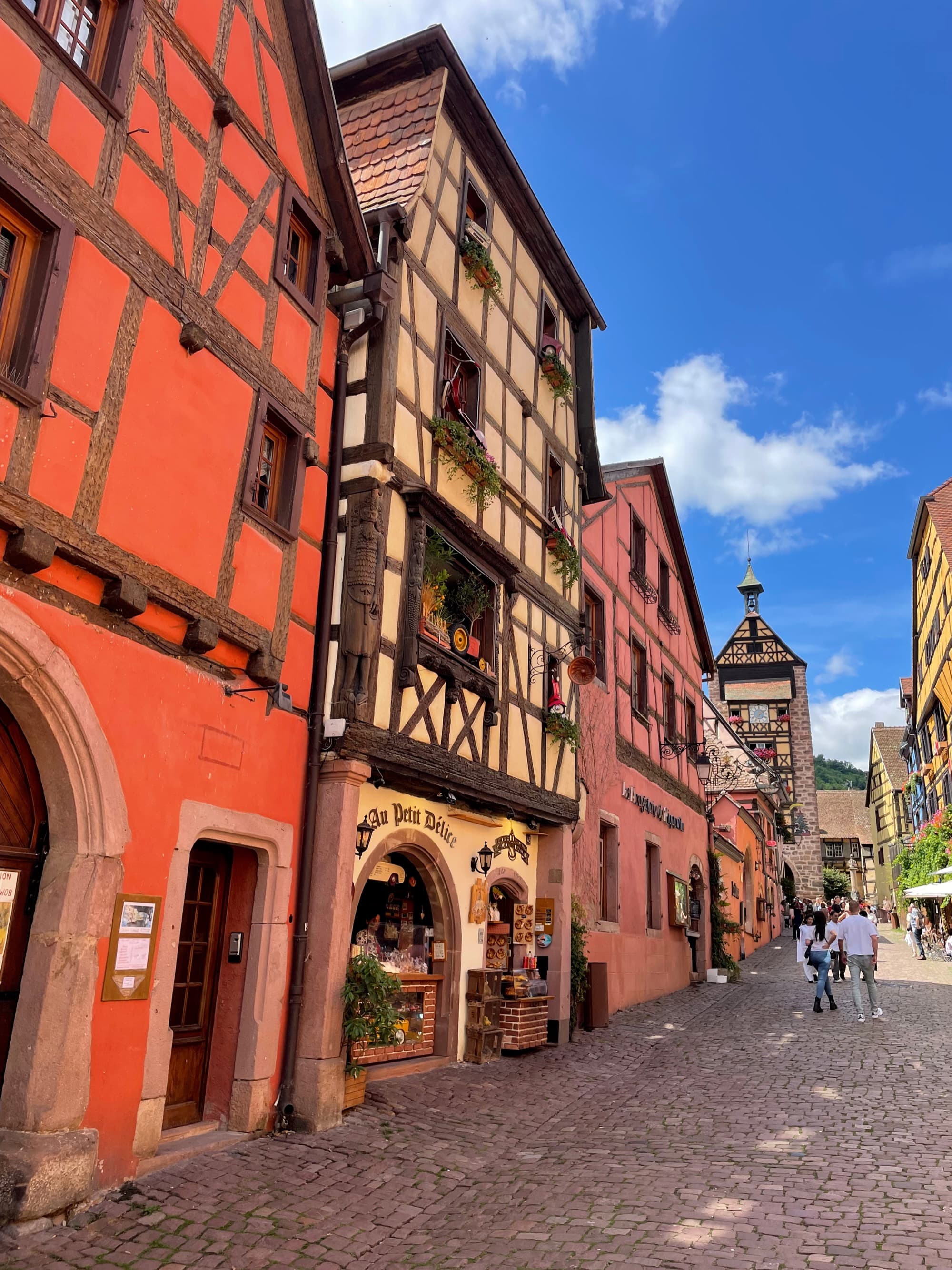Rue à colombages typique d'un village alsacien près de Mulhouse